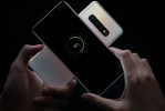 Twee smartphones die opladen via Powershare